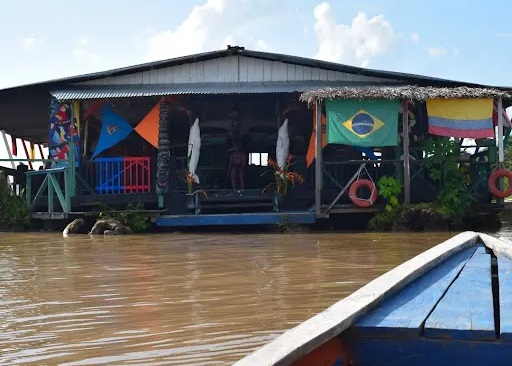 floating cabin and restaurant acommodation and hotel in the Amazon Siempre Colombia traven agency