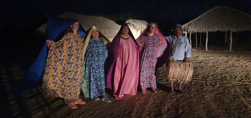 Turistas con la vestimenta tradicional Wayuú en un ranchería de la comunidad