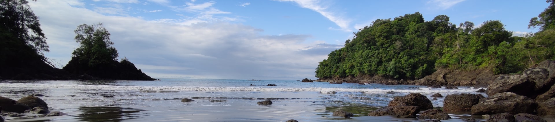 Vista al oceano pacífico desde las playas de Nuquí en Colombia