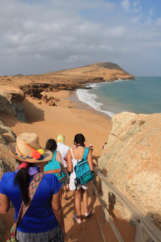 Turistas llegando a la playa de Cabo de la Vela en La Guajira