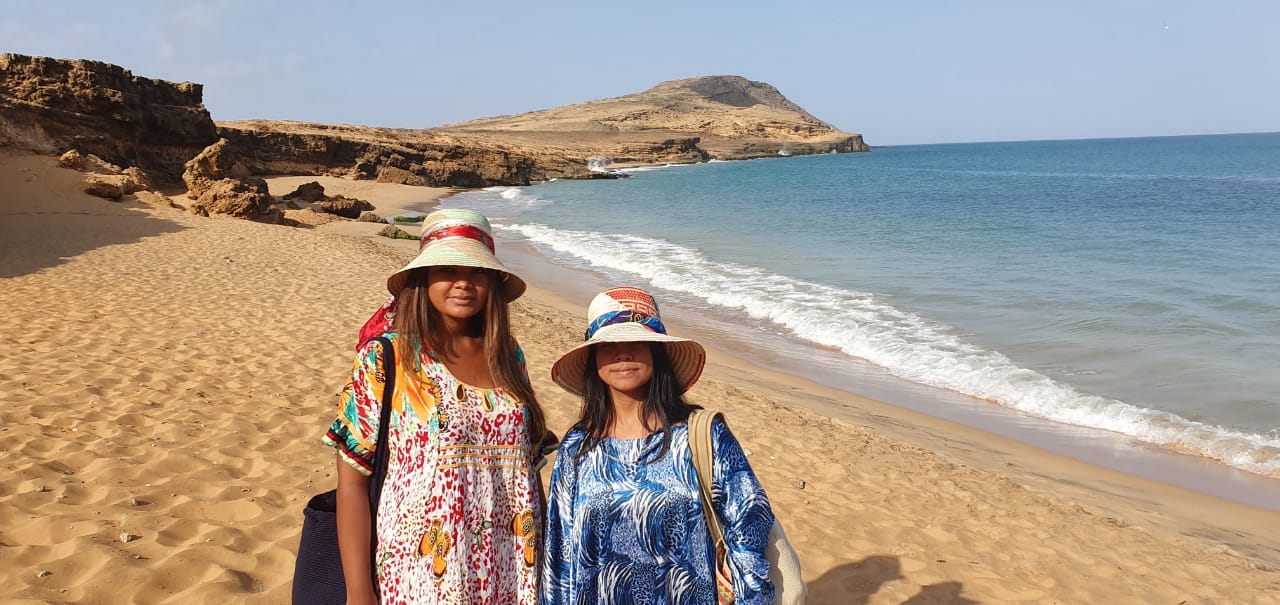 Turistas con vestimenta Wayuú en las playas de cabo de La Vela La Guajira