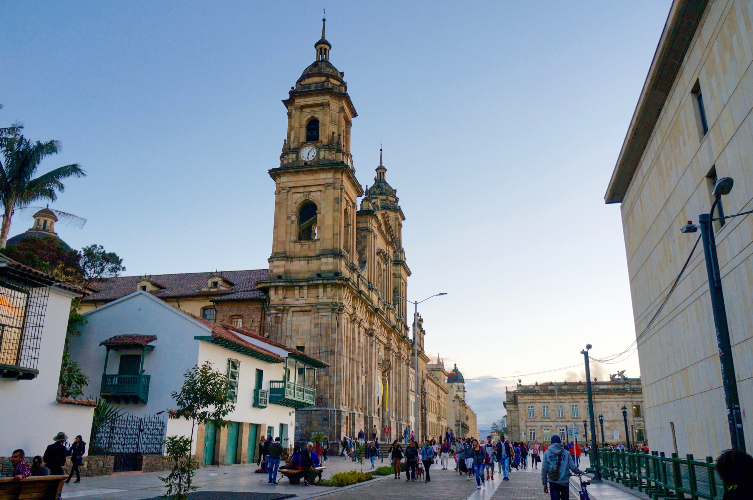 Catedral primada de Bogotá en la plaza de bolivar city tour