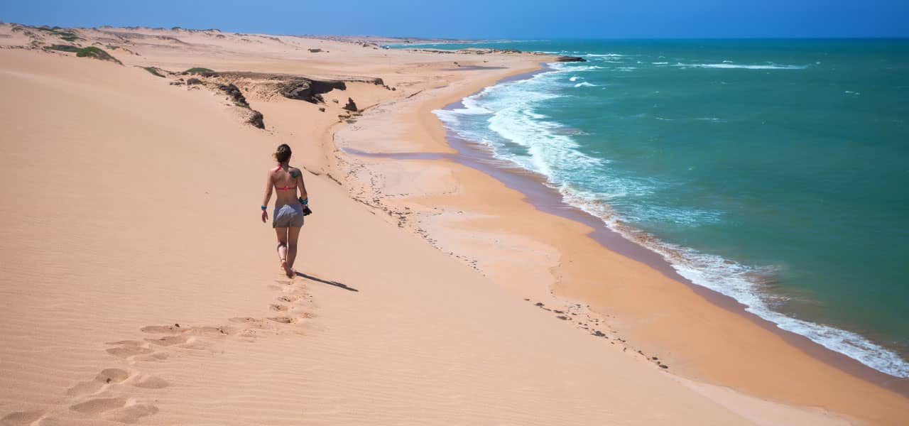 Turista caminando por las playas del Cabo de La Vela en La Guajira