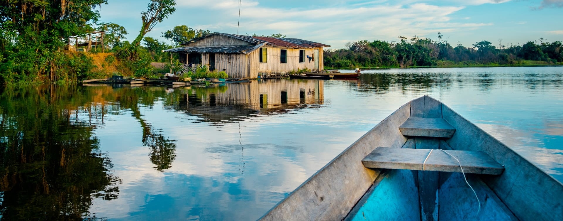 Paseo en canoa por el río amazonas
