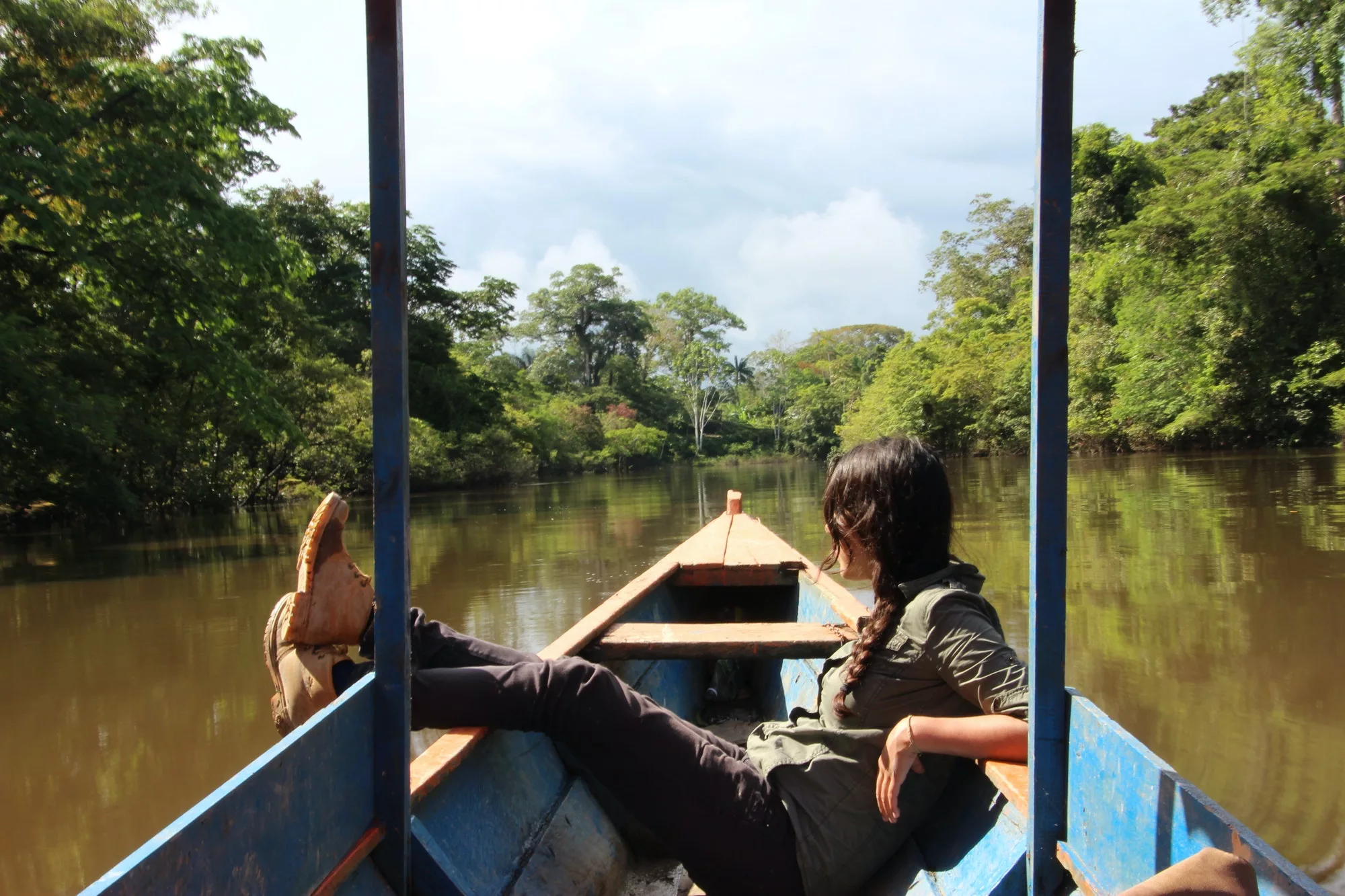 Turista relajandose mientras va en lancha por el rio amazonas que hacer en el amazonas