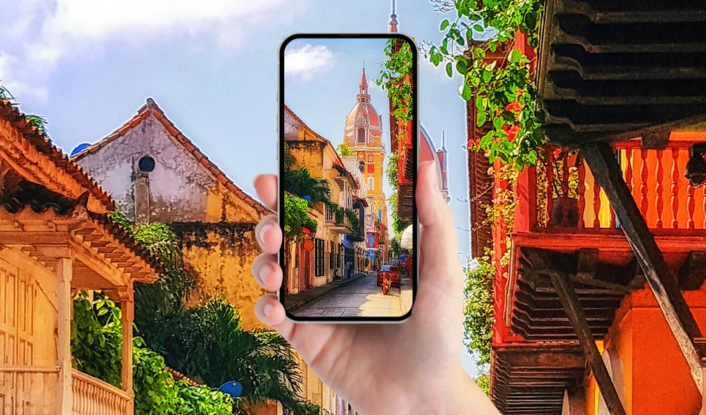 Foto de turista tomando foto en Colombia con su celular