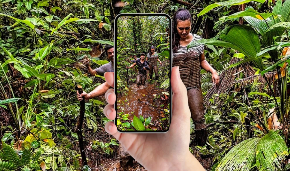Foto de turista tomando foto en el amazonas colombia con su celular
