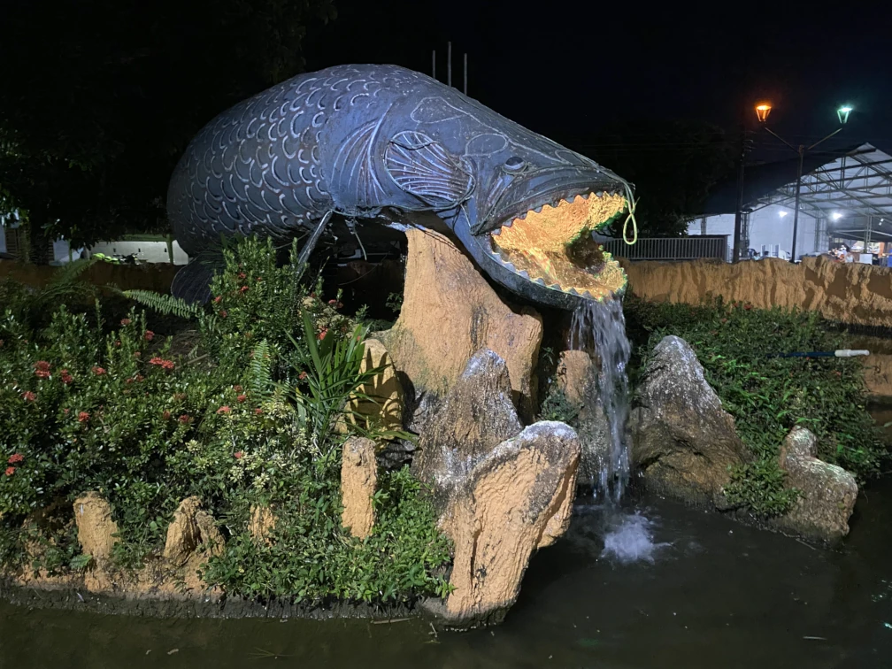 Escultura del pirarucú, pez insignia del amazonas colombiano