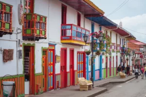 Fachadas de las casas en salento ubicado en el eje cafetero de Colombia