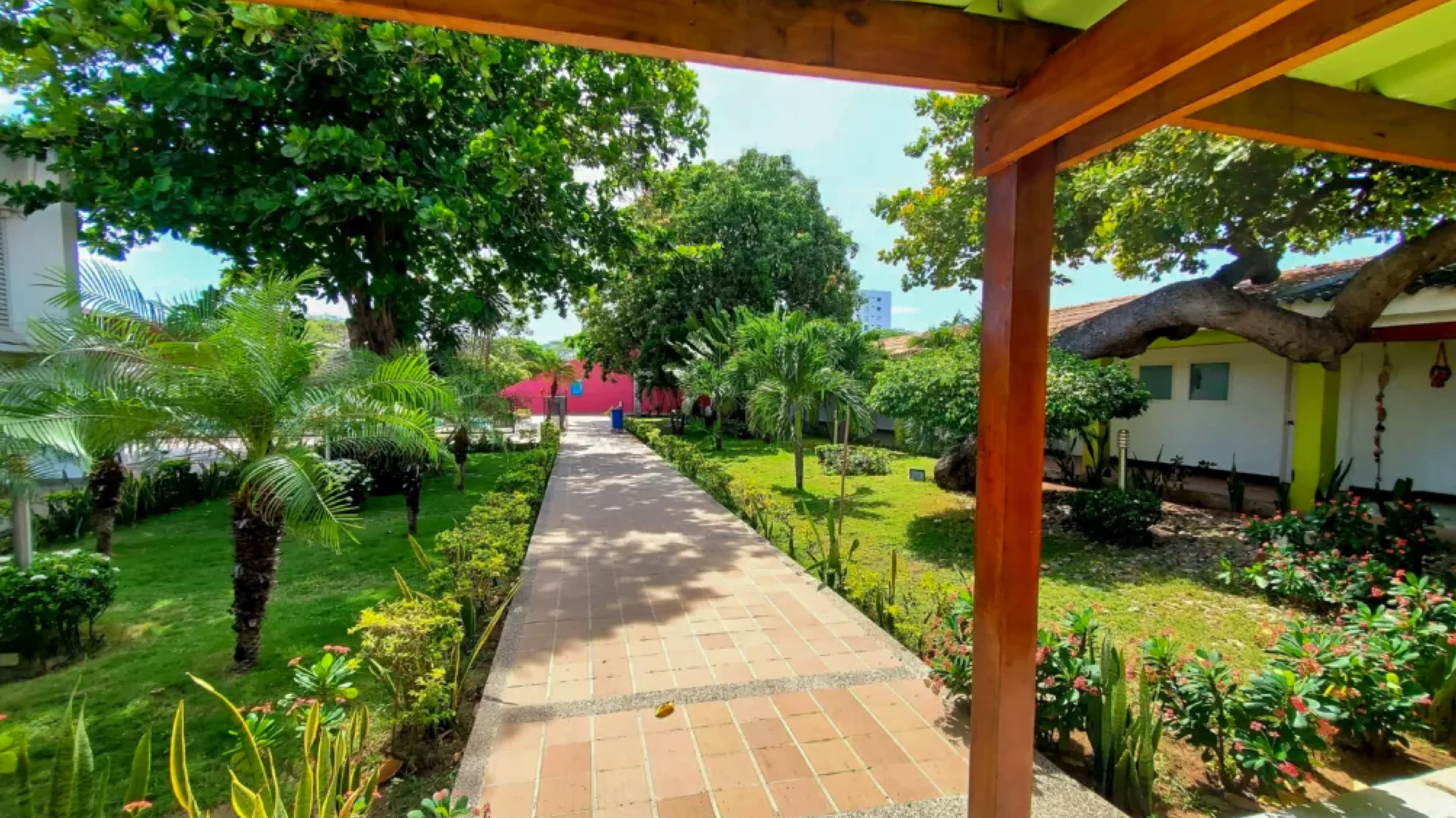 Descubre todos los destinos ecoturísticos de Colombia con Siempre Colombia: Amazonas, La Guajira, Zona Cafetera, Parque Nacional Tayrona, Llanos Orientales, Chocó Biogeográfico, Sierra Nevada de Santa Marta, San Andrés, Guaviare, Putumayo, Caquetá, Santander, Sierra de la Macarena, entre otros. Vive la aventura, biodiversidad, cultura y naturaleza con turismo responsable.