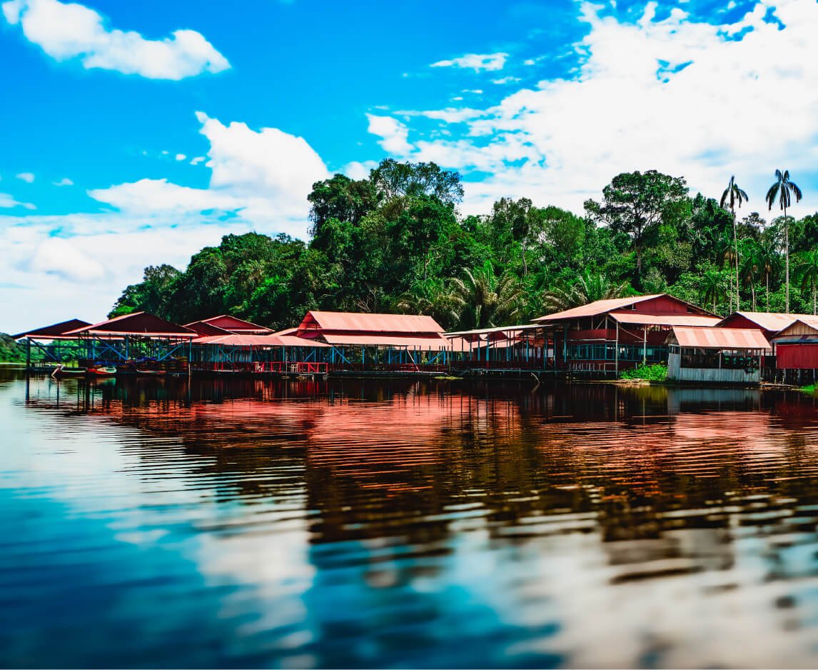 Plan Amazonas - Destino | Plan Amazonas | Arara | El Encanto Amazónico | Kaya Marasha | Plan Amazonas Travesías del Pirarucú Descubre todos los destinos ecoturísticos de Colombia con Siempre Colombia: Amazonas, La Guajira, Zona Cafetera, Parque Nacional Tayrona, Llanos Orientales, Chocó Biogeográfico, Sierra Nevada de Santa Marta, San Andrés, Guaviare, Putumayo, Caquetá, Santander, Sierra de la Macarena, entre otros. Vive la aventura, biodiversidad, cultura y naturaleza con turismo responsable.