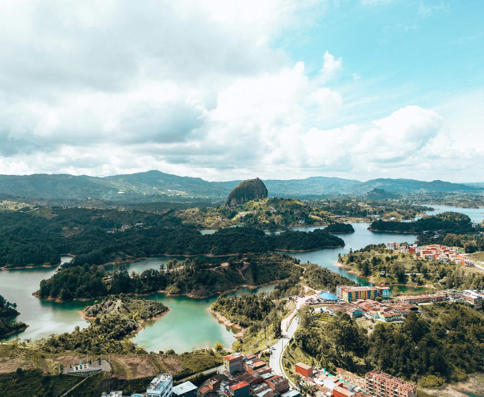 Discover all of Colombia’s ecotourism destinations with Siempre Colombia: Amazonas, La Guajira, the Coffee Region, Tayrona National Park, the Eastern Plains, the Chocó Biogeographic Region, the Sierra Nevada de Santa Marta, San Andrés, Guaviare, Putumayo, Caquetá, Santander, and the Sierra de la Macarena, among others. Experience adventure, biodiversity, culture, and nature through responsible tourism.