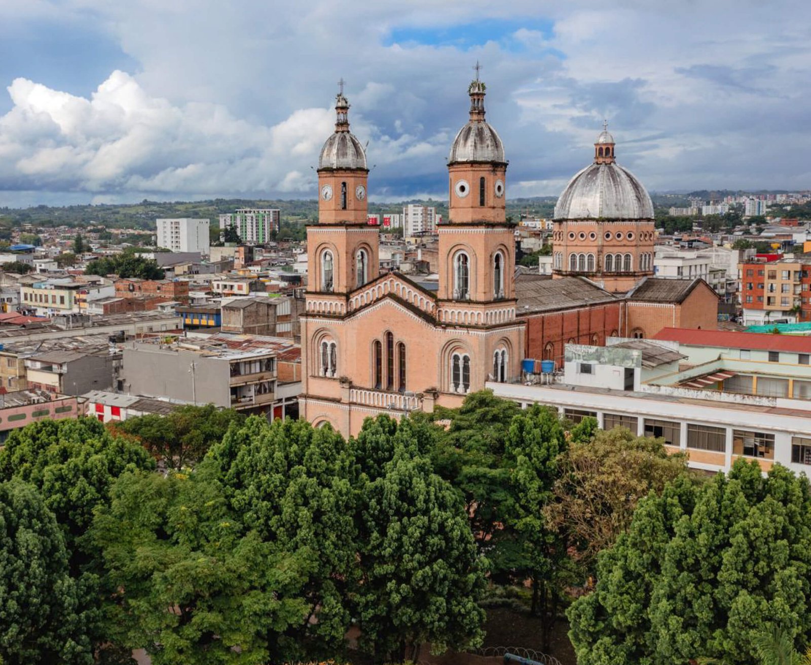 Discover all of Colombia’s ecotourism destinations with Siempre Colombia: Amazonas, La Guajira, the Coffee Region, Tayrona National Park, the Eastern Plains, the Chocó Biogeographic Region, the Sierra Nevada de Santa Marta, San Andrés, Guaviare, Putumayo, Caquetá, Santander, and the Sierra de la Macarena, among others. Experience adventure, biodiversity, culture, and nature through responsible tourism.