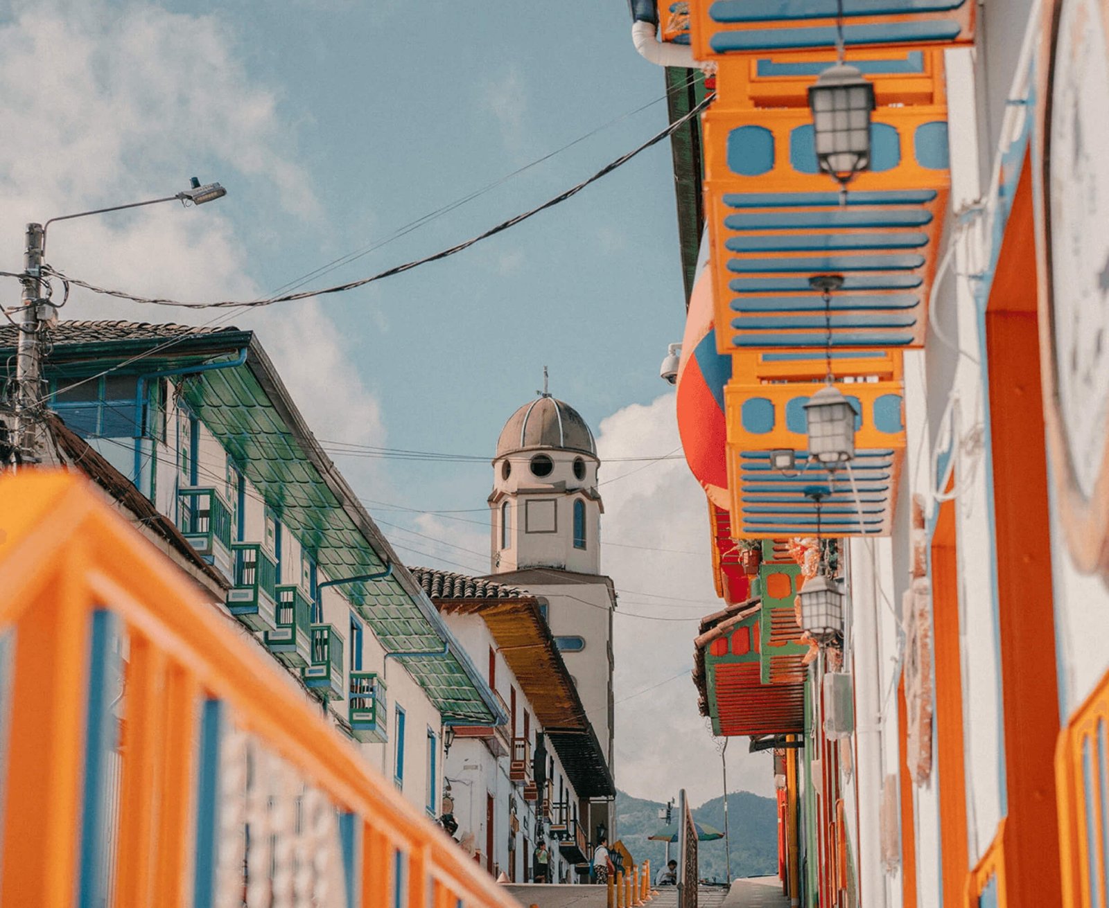 Discover all of Colombia’s ecotourism destinations with Siempre Colombia: Amazonas, La Guajira, the Coffee Region, Tayrona National Park, the Eastern Plains, the Chocó Biogeographic Region, the Sierra Nevada de Santa Marta, San Andrés, Guaviare, Putumayo, Caquetá, Santander, and the Sierra de la Macarena, among others. Experience adventure, biodiversity, culture, and nature through responsible tourism.
