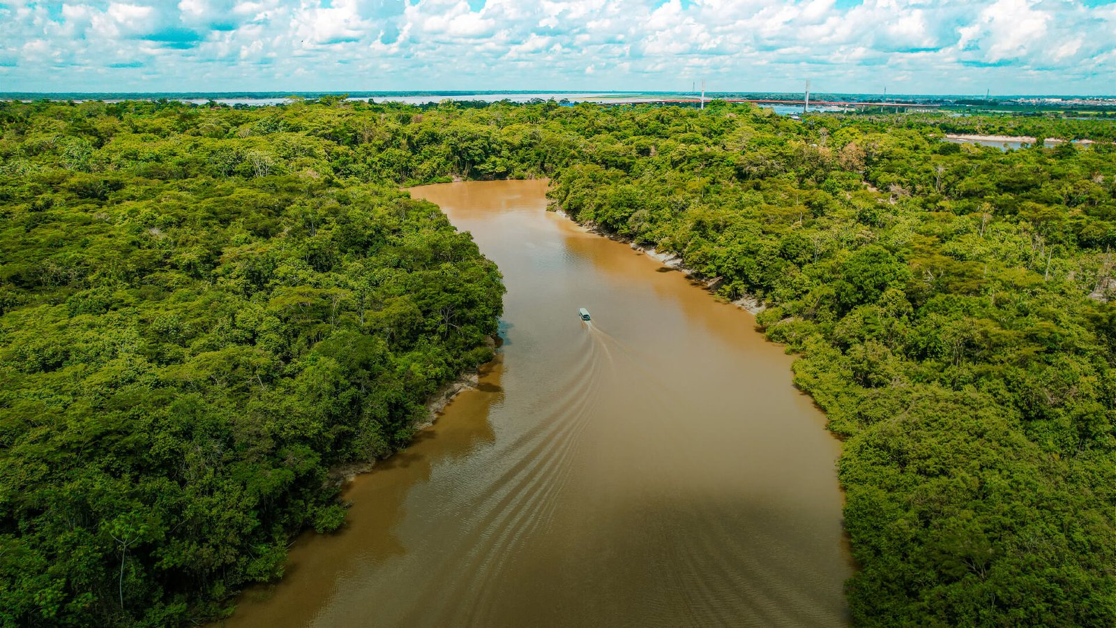 Viajeros navegando el río Amazonas rumbo a la Reserva Natural Marasha, rodeados de selva amazónica y biodiversidad entre Colombia y Perú. - Siempre Colombia - El País del realismo mágico - @SiempreCol