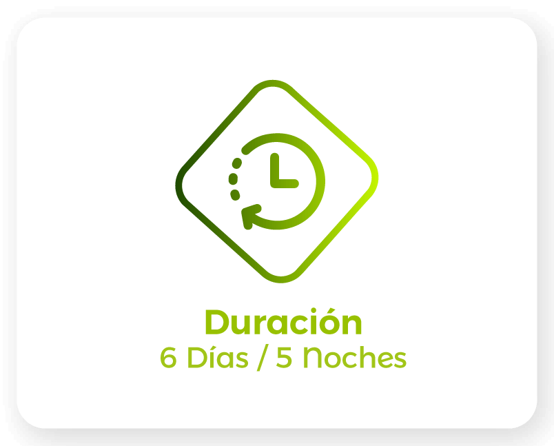 Viajeros navegando el río Amazonas rumbo a la Reserva Natural Marasha, rodeados de selva amazónica y biodiversidad entre Colombia y Perú. - Siempre Colombia - El País del realismo mágico - @SiempreCol
