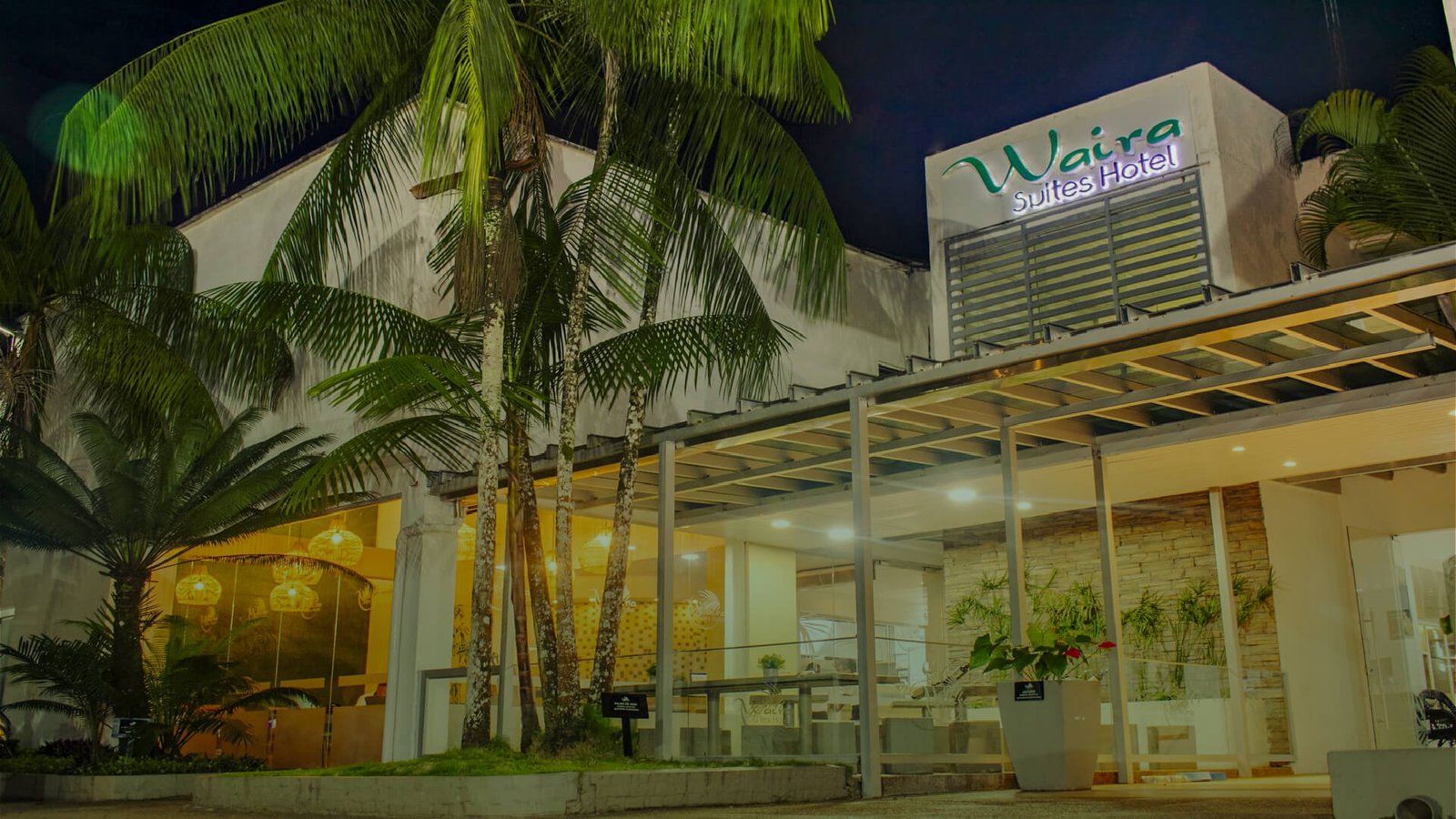 Viajeros navegando el río Amazonas rumbo a la Reserva Natural Marasha, rodeados de selva amazónica y biodiversidad entre Colombia y Perú. - Siempre Colombia - El País del realismo mágico - @SiempreCol