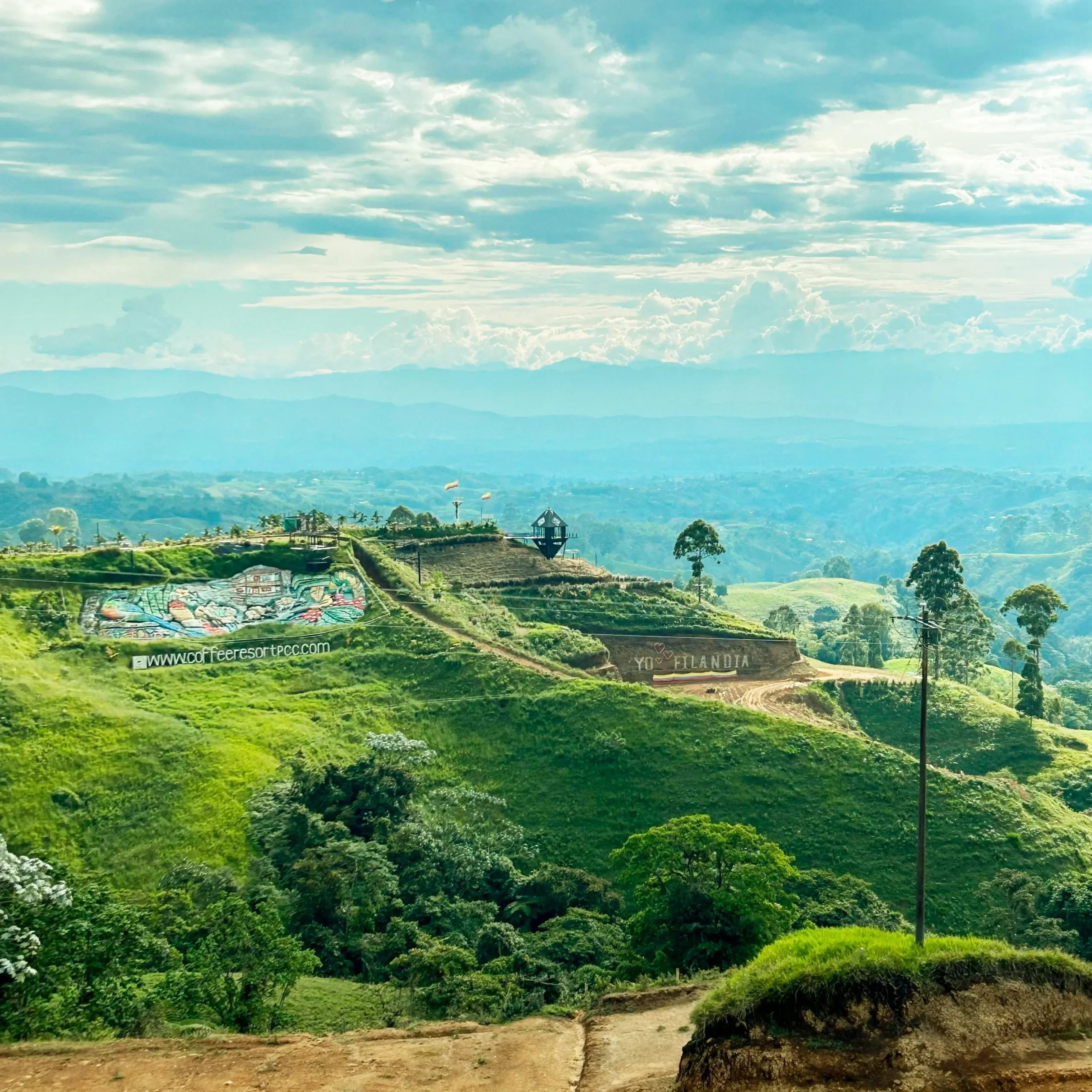 Descubre todos los destinos ecoturísticos de Colombia con Siempre Colombia: Amazonas, La Guajira, Zona Cafetera, Parque Nacional Tayrona, Llanos Orientales, Chocó Biogeográfico, Sierra Nevada de Santa Marta, San Andrés, Guaviare, Putumayo, Caquetá, Santander, Sierra de la Macarena, entre otros. Vive la aventura, biodiversidad, cultura y naturaleza con turismo responsable.
