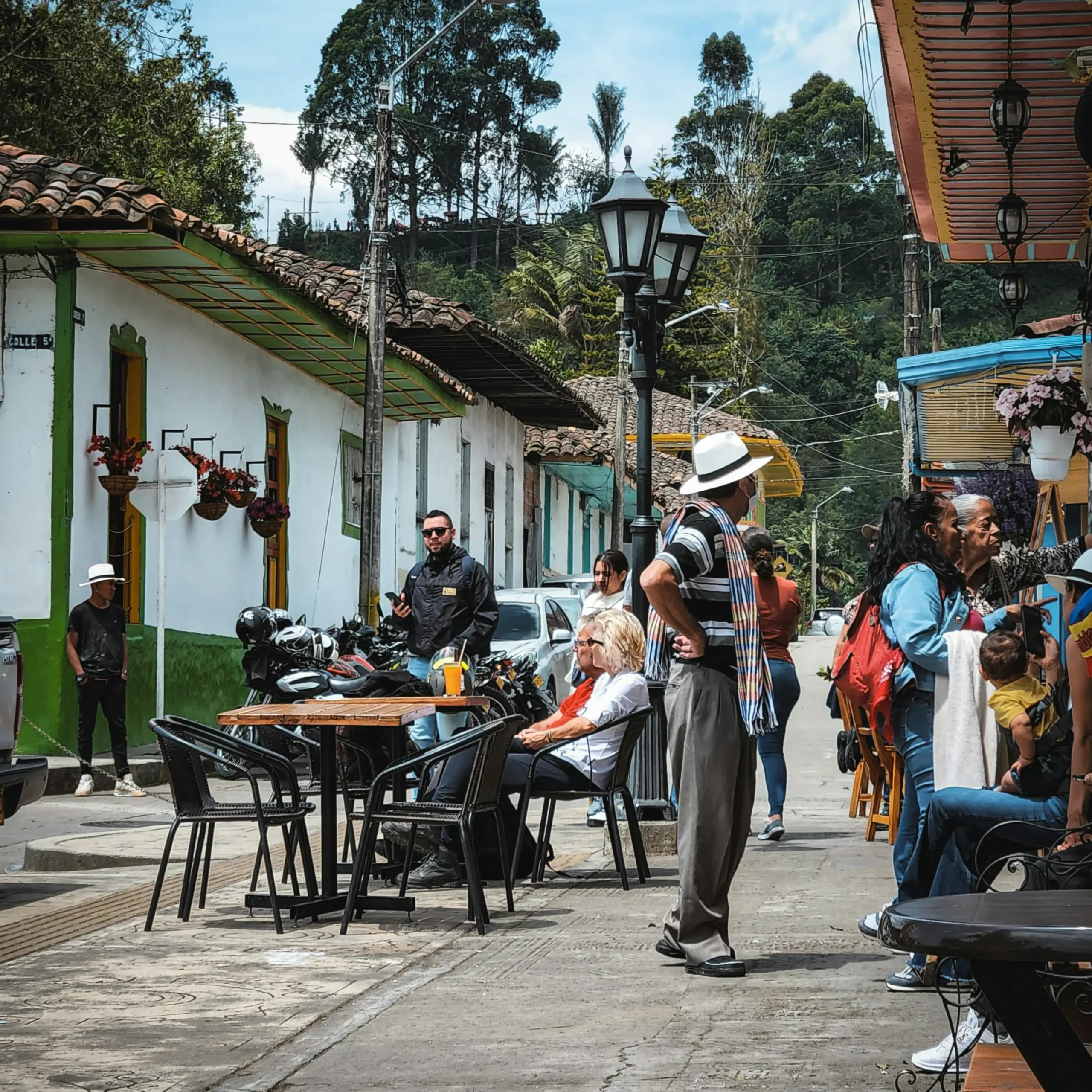Descubre todos los destinos ecoturísticos de Colombia con Siempre Colombia: Amazonas, La Guajira, Zona Cafetera, Parque Nacional Tayrona, Llanos Orientales, Chocó Biogeográfico, Sierra Nevada de Santa Marta, San Andrés, Guaviare, Putumayo, Caquetá, Santander, Sierra de la Macarena, entre otros. Vive la aventura, biodiversidad, cultura y naturaleza con turismo responsable.