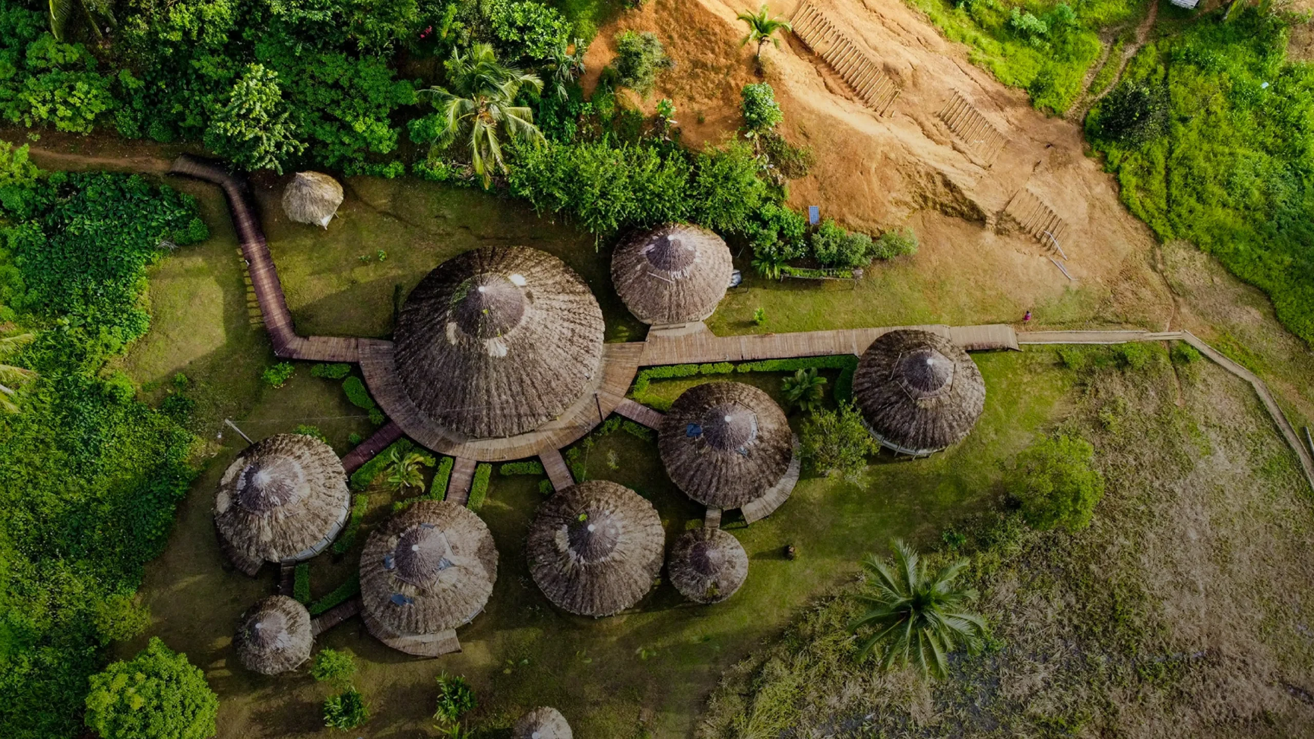 Descubre todos los destinos ecoturísticos de Colombia con Siempre Colombia: Amazonas, La Guajira, Zona Cafetera, Parque Nacional Tayrona, Llanos Orientales, Chocó Biogeográfico, Sierra Nevada de Santa Marta, San Andrés, Guaviare, Putumayo, Caquetá, Santander, Sierra de la Macarena, entre otros. Vive la aventura, biodiversidad, cultura y naturaleza con turismo responsable.