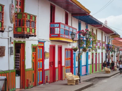Fachadas de las casas en salento ubicado en el eje cafetero de Colombia