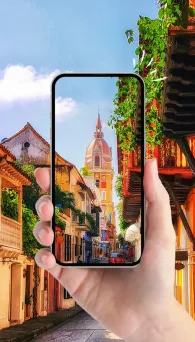 Foto de turista tomando foto en cartagena colombia con su celular