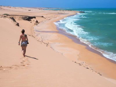 Turista caminando por las playas del Cabo de La Vela en La Guajira