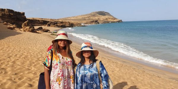 Turistas con vestimenta Wayuú en las playas de cabo de La Vela La Guajira