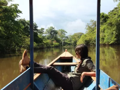 Turista relajandose mientras va en lancha por el rio amazonas