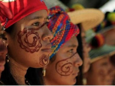 Mujeres indígenas de la comunidad Wayuú con su maquillaje y trajes tradicionales en La Guajira Colombia